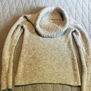 ⭐️Hollister Light Gray Cowl Neck Sweater Size Medium Perfect for Fall and Winter